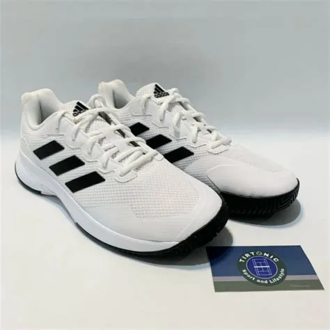 sepatu-tenis-adidas-ringan-dan-kuat-Sepatu-Tenis